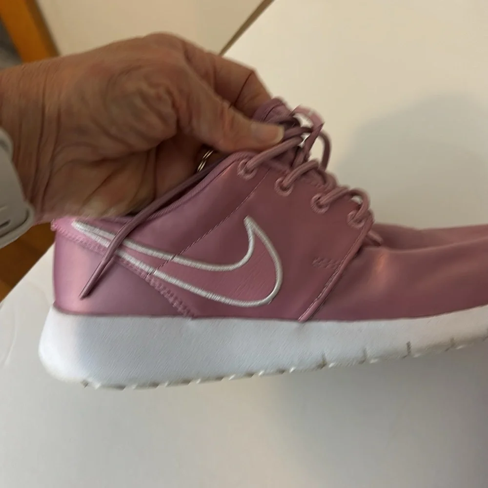 Nike Roshe One (gs) Big Kids Women’s Pink  Satin Shoes size 5Y 599729-618